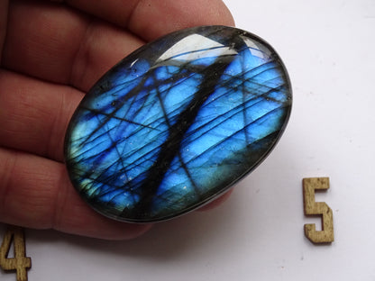 Labradorite, sélection de galets/ pierres plates, modèles au choix, environ 6x4x1,5 cm. Format adéquat pour des pierres de massages. Très belle qualité, des reflets hologramme incroyable, parfait !