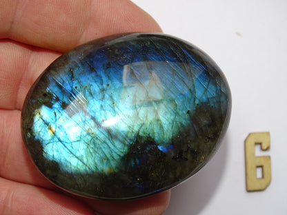 Labradorite, sélection de galets/ pierres plates, modèles au choix, environ 6x4x1,5 cm. Format adéquat pour des pierres de massages. Très belle qualité, des reflets hologramme incroyable, parfait !