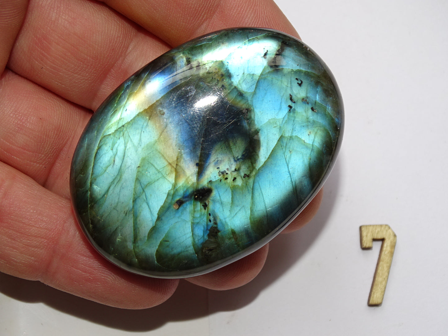 Labradorite, sélection de galets/ pierres plates, modèles au choix, environ 6x4x1,5 cm. Format adéquat pour des pierres de massages. Très belle qualité, des reflets hologramme incroyable, parfait !