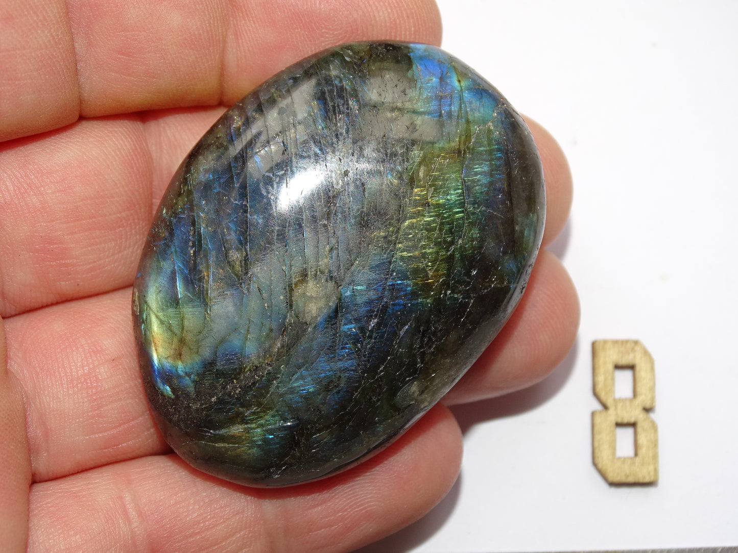 Labradorite, sélection de galets/ pierres plates, modèles au choix, environ 6x4x1,5 cm. Format adéquat pour des pierres de massages. Très belle qualité, des reflets hologramme incroyable, parfait !