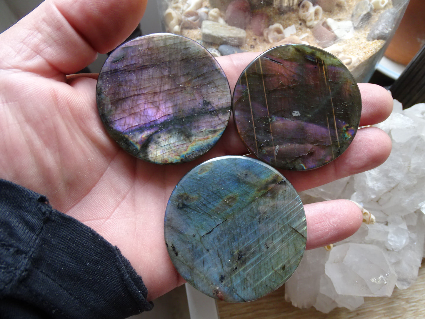 Labradorite, pierres/ cabochons de tailles L rondes et plates, modèles au choix, environ 55x55x0,9 mm - 30 grammes. Parfait pour être monter en bijouterie. Très belle qualité, des reflets hologramme incroyable !