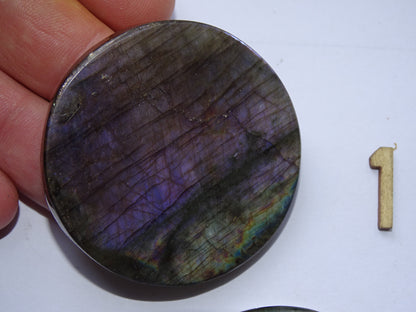 Labradorite, pierres/ cabochons de tailles L rondes et plates, modèles au choix, environ 55x55x0,9 mm - 30 grammes. Parfait pour être monter en bijouterie. Très belle qualité, des reflets hologramme incroyable !