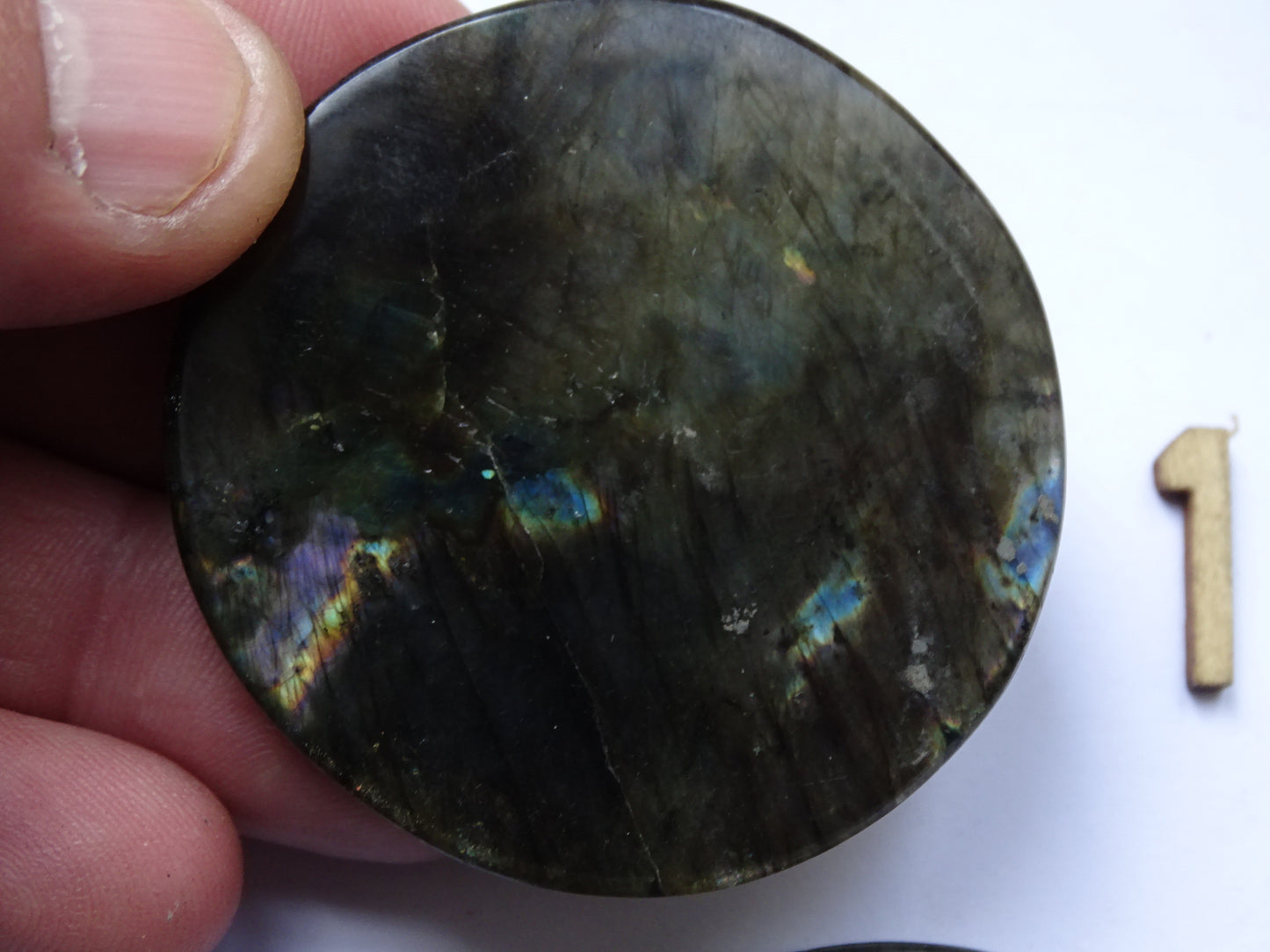 Labradorite, pierres/ cabochons de tailles L rondes et plates, modèles au choix, environ 55x55x0,9 mm - 30 grammes. Parfait pour être monter en bijouterie. Très belle qualité, des reflets hologramme incroyable !