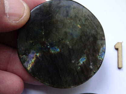 Labradorite, pierres/ cabochons de tailles L rondes et plates, modèles au choix, environ 55x55x0,9 mm - 30 grammes. Parfait pour être monter en bijouterie. Très belle qualité, des reflets hologramme incroyable !