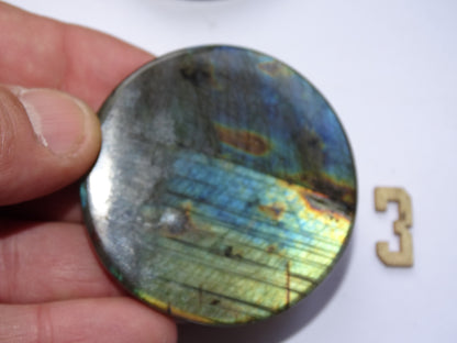 Labradorite, pierres/ cabochons de tailles L rondes et plates, modèles au choix, environ 55x55x0,9 mm - 30 grammes. Parfait pour être monter en bijouterie. Très belle qualité, des reflets hologramme incroyable !