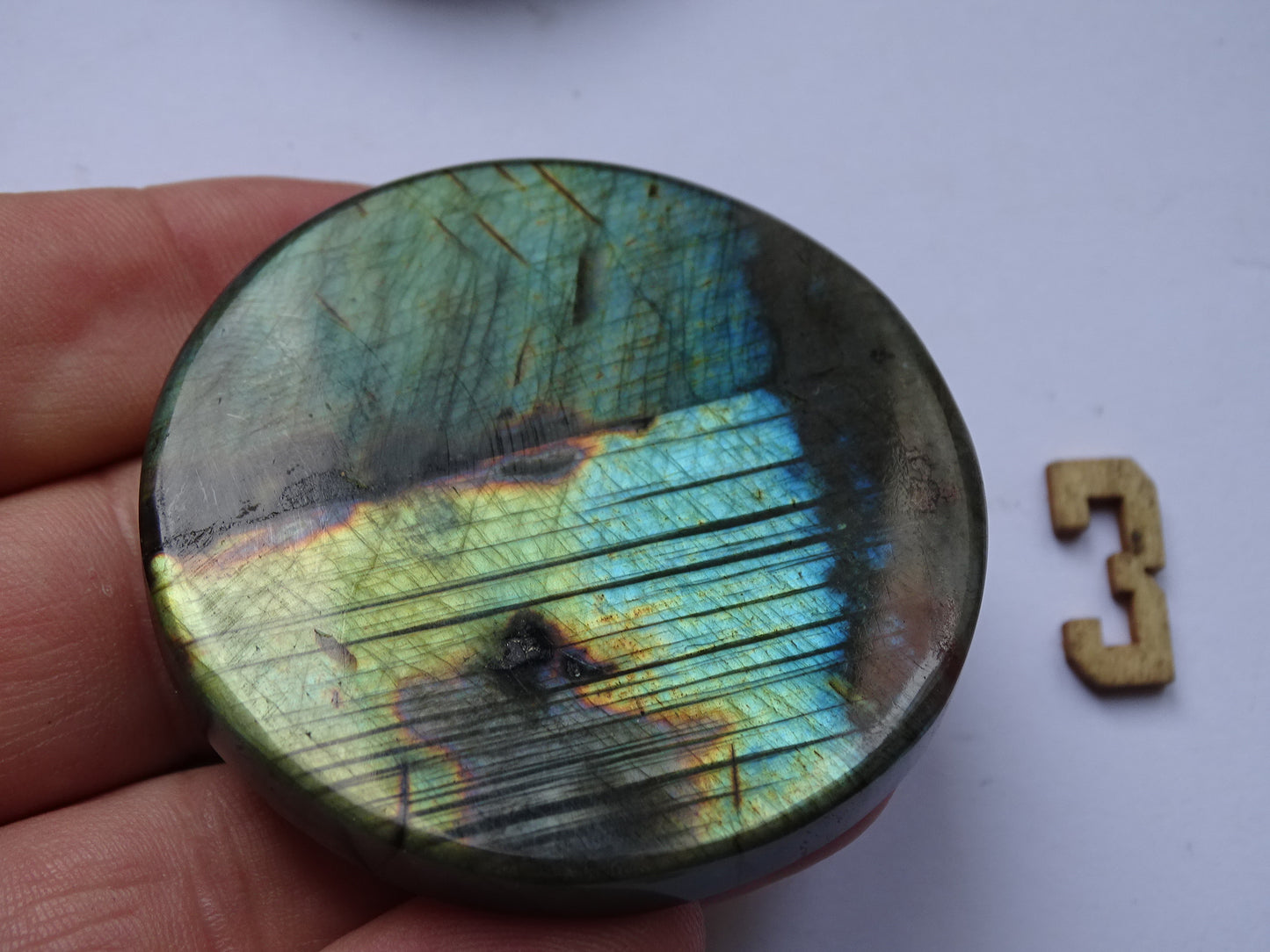 Labradorite, pierres/ cabochons de tailles L rondes et plates, modèles au choix, environ 55x55x0,9 mm - 30 grammes. Parfait pour être monter en bijouterie. Très belle qualité, des reflets hologramme incroyable !