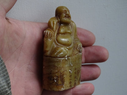 Ancien 'timbre'/tampon encreur en pierre sculptée avec représentation de Bouddha. 91 cm de hauteur, 5 cm de largeur, 2 cm d'épaisseur/ 180 gr. Très belle pièce des années 70/80. Parfait pour les collectionneurs !