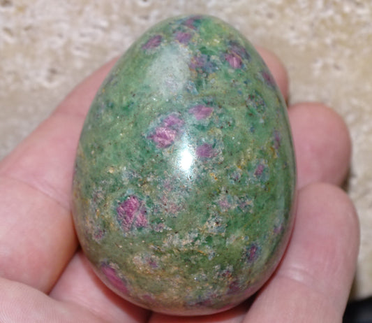 Oeuf en rubis fuchsite de 60 millimètres de hauteur x 4,8 mm de diamètre, poids 323 grammes. Très belle qualité, parfait pour une collection !