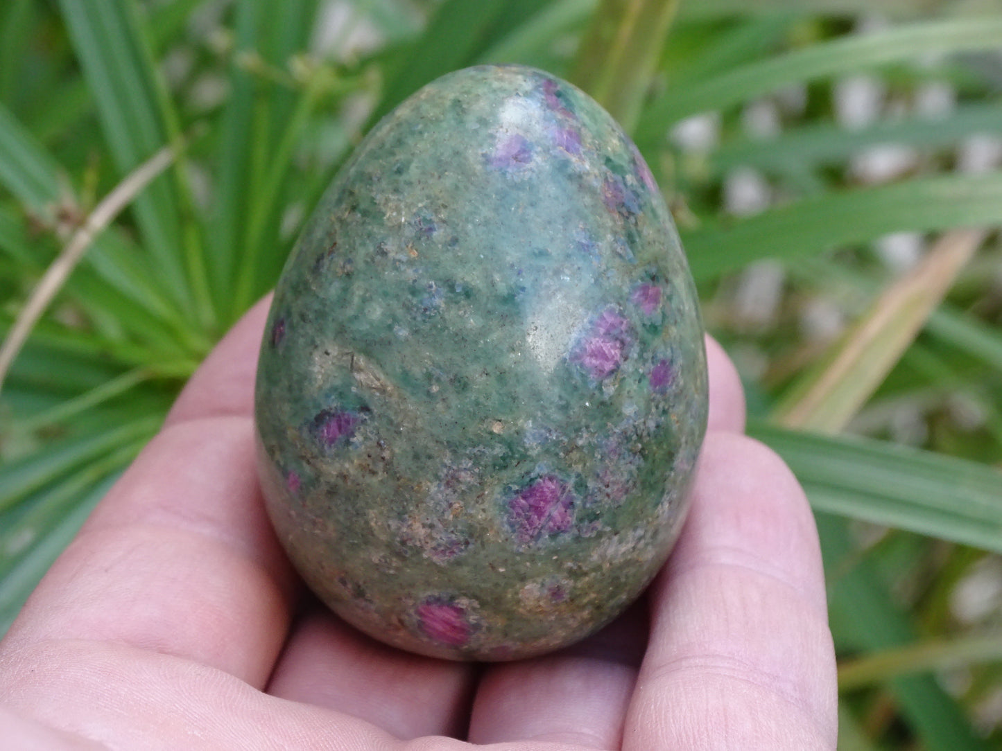 Oeuf en rubis fuchsite de 60 millimètres de hauteur x 4,8 mm de diamètre, poids 323 grammes. Très belle qualité, parfait pour une collection !