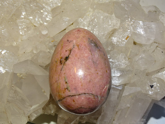 Oeuf en Rhodonite, de 50 millimètres de hauteur x 36 mm de diamètre, poids 120 grammes. Très belle qualité, parfait pour une collection !