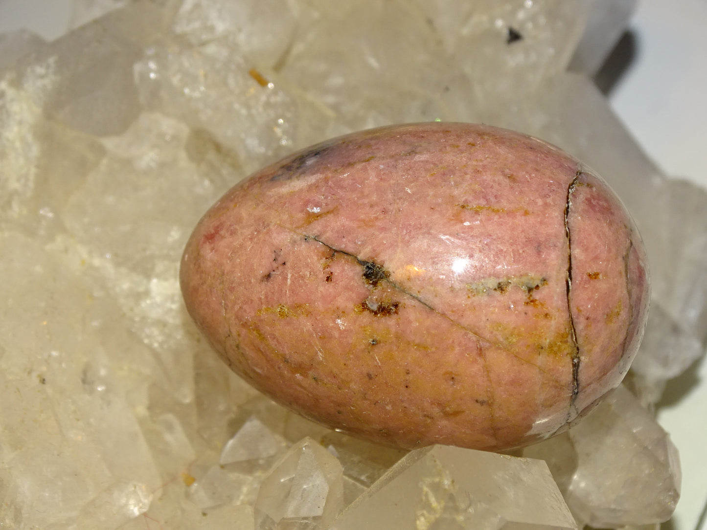 Oeuf en Rhodonite, de 50 millimètres de hauteur x 36 mm de diamètre, poids 120 grammes. Très belle qualité, parfait pour une collection !