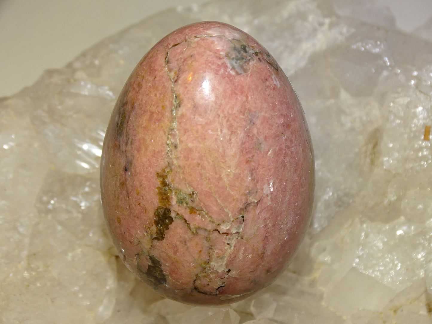 Oeuf en Rhodonite, de 50 millimètres de hauteur x 36 mm de diamètre, poids 120 grammes. Très belle qualité, parfait pour une collection !