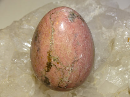 Oeuf en Rhodonite, de 50 millimètres de hauteur x 36 mm de diamètre, poids 120 grammes. Très belle qualité, parfait pour une collection !