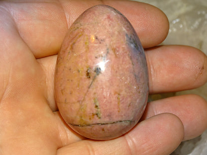 Oeuf en Rhodonite, de 50 millimètres de hauteur x 36 mm de diamètre, poids 120 grammes. Très belle qualité, parfait pour une collection !