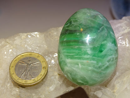 Oeuf en Fluorite, de 45 millimètres de hauteur x 35 mm de diamètre, poids 85 grammes. Très belle qualité, parfait pour une collection !