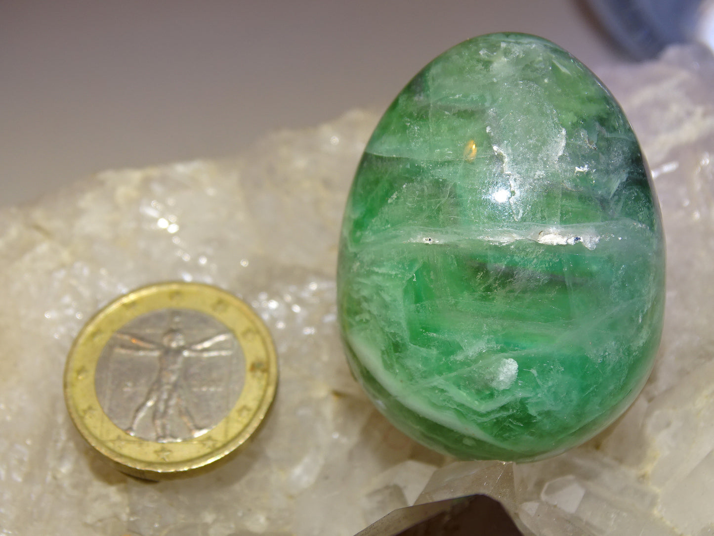 Oeuf en Fluorite, de 45 millimètres de hauteur x 35 mm de diamètre, poids 85 grammes. Très belle qualité, parfait pour une collection !