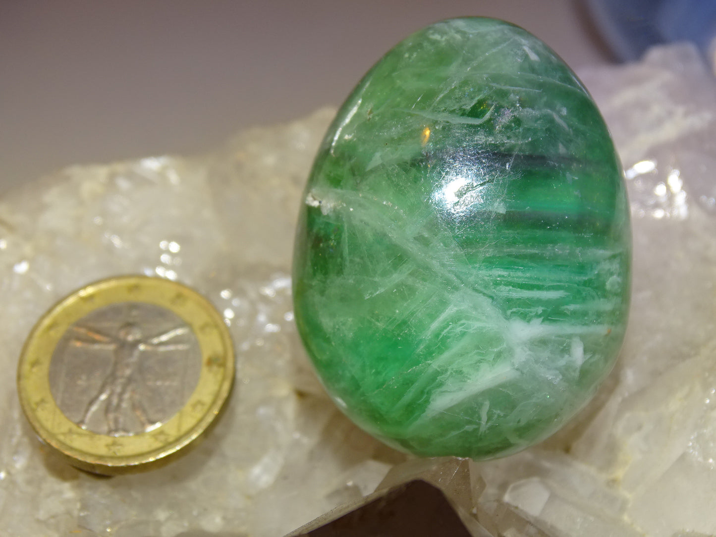 Oeuf en Fluorite, de 45 millimètres de hauteur x 35 mm de diamètre, poids 85 grammes. Très belle qualité, parfait pour une collection !