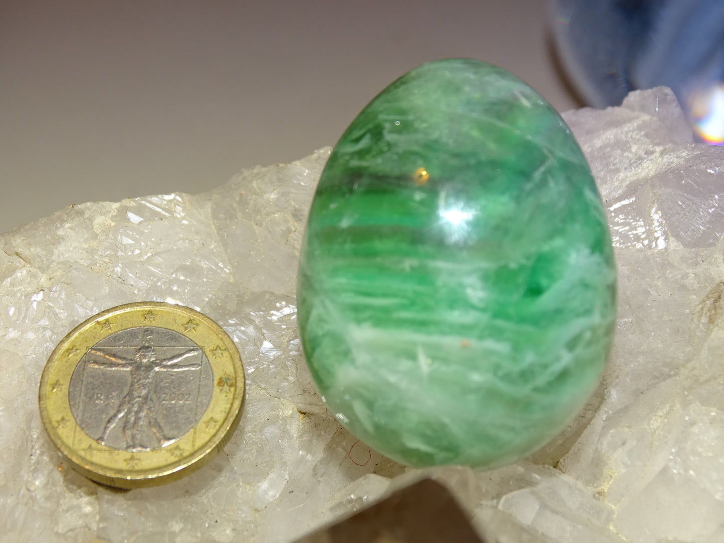 Oeuf en Fluorite, de 45 millimètres de hauteur x 35 mm de diamètre, poids 85 grammes. Très belle qualité, parfait pour une collection !