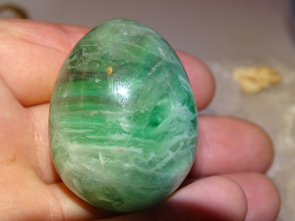 Oeuf en Fluorite, de 45 millimètres de hauteur x 35 mm de diamètre, poids 85 grammes. Très belle qualité, parfait pour une collection !