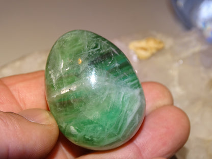 Oeuf en Fluorite, de 45 millimètres de hauteur x 35 mm de diamètre, poids 85 grammes. Très belle qualité, parfait pour une collection !