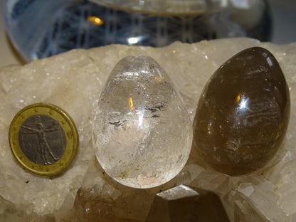 Oeuf en cristal de roche et en cristal/ quartz fumé, modèles au choix, de 38 millimètres de hauteur x 29 mm de diamètre, poids 40 grammes. Très belle qualité, parfait pour une collection !