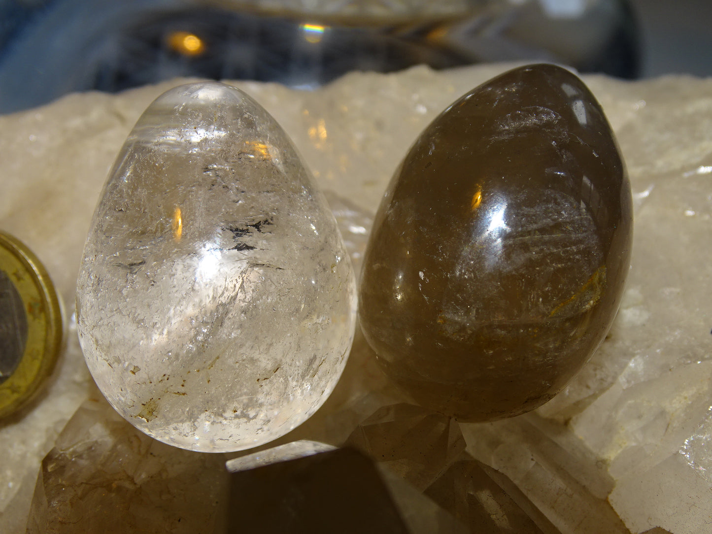 Oeuf en cristal de roche et en cristal/ quartz fumé, modèles au choix, de 38 millimètres de hauteur x 29 mm de diamètre, poids 40 grammes. Très belle qualité, parfait pour une collection !