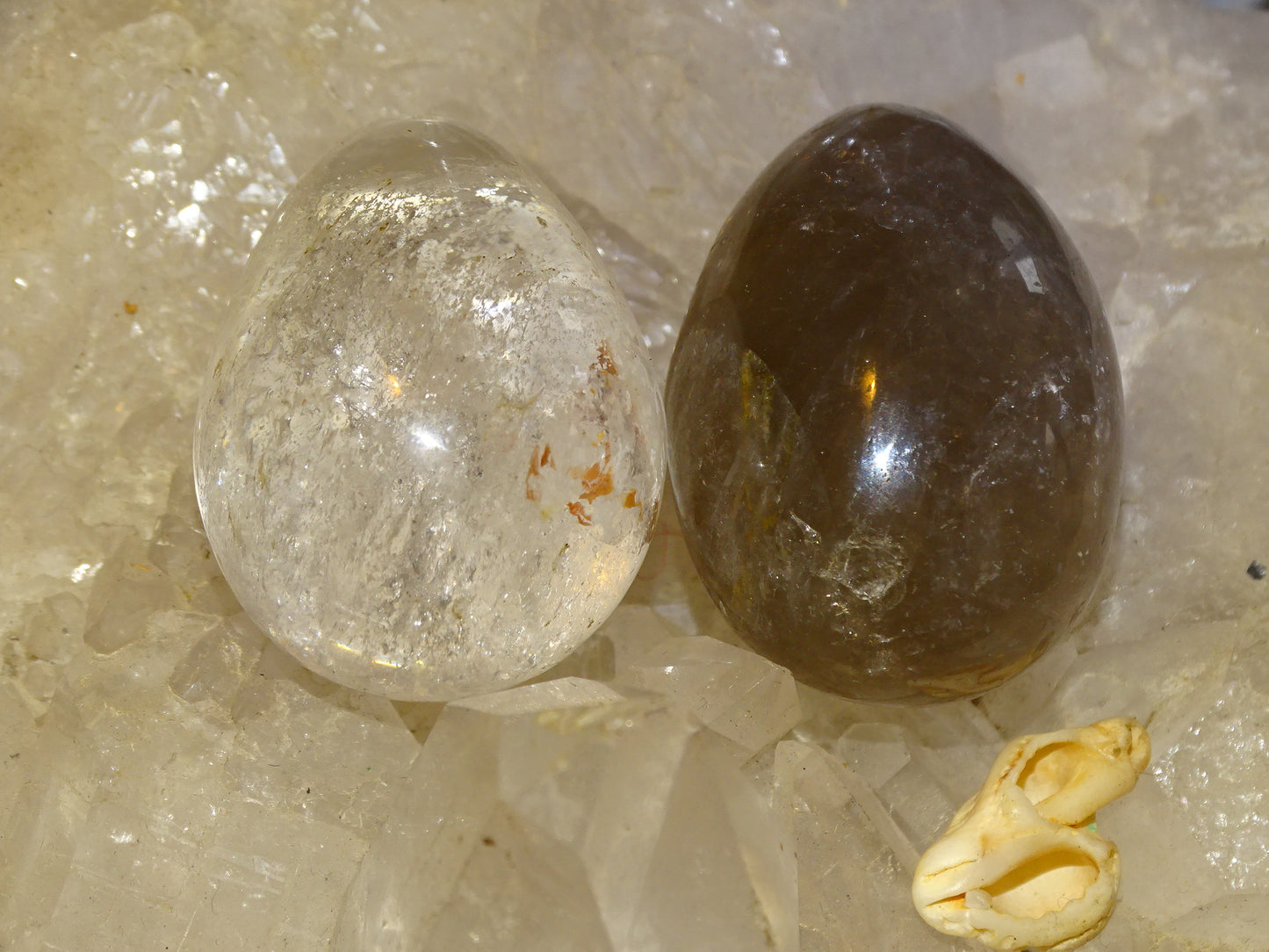 Oeuf en cristal de roche et en cristal/ quartz fumé, modèles au choix, de 38 millimètres de hauteur x 29 mm de diamètre, poids 40 grammes. Très belle qualité, parfait pour une collection !