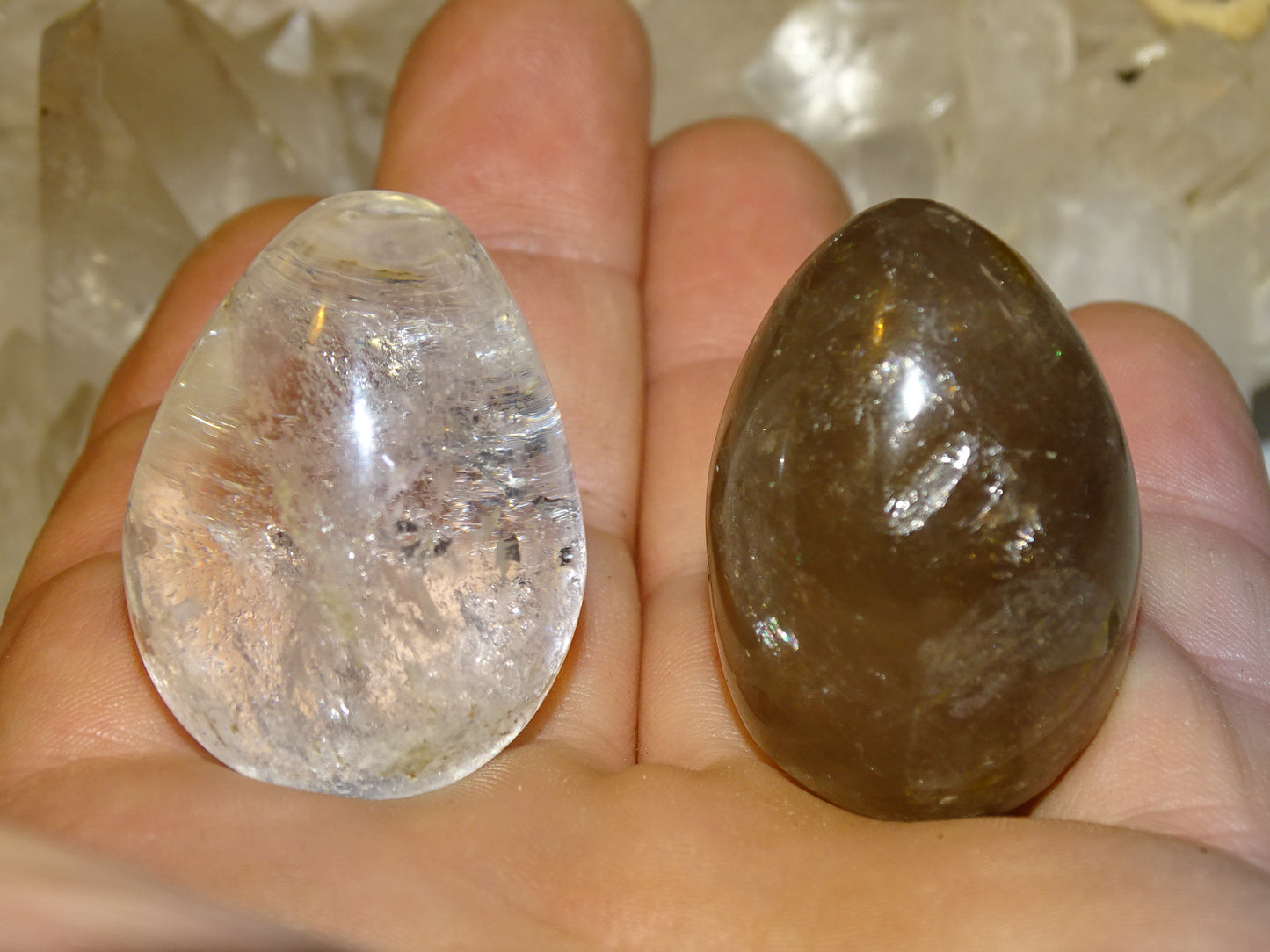 Oeuf en cristal de roche et en cristal/ quartz fumé, modèles au choix, de 38 millimètres de hauteur x 29 mm de diamètre, poids 40 grammes. Très belle qualité, parfait pour une collection !