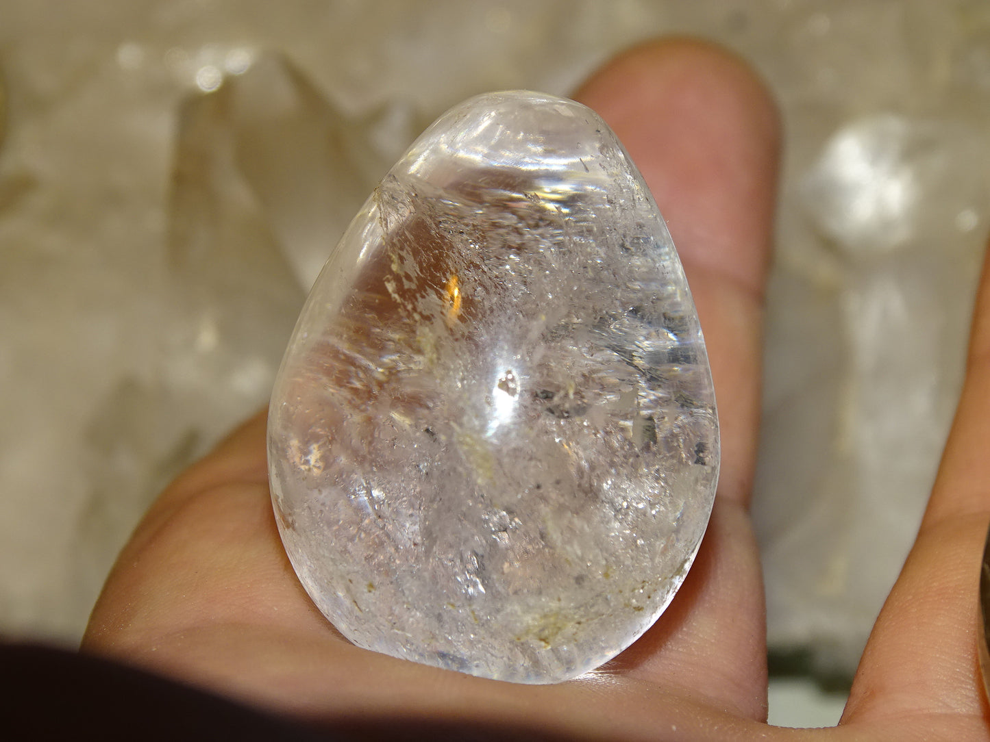 Oeuf en cristal de roche et en cristal/ quartz fumé, modèles au choix, de 38 millimètres de hauteur x 29 mm de diamètre, poids 40 grammes. Très belle qualité, parfait pour une collection !