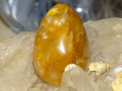 Oeuf en calcite 'miel', de 52 millimètres de hauteur x 36 mm de diamètre, poids 87 grammes. Très belle qualité, parfait pour une collection !