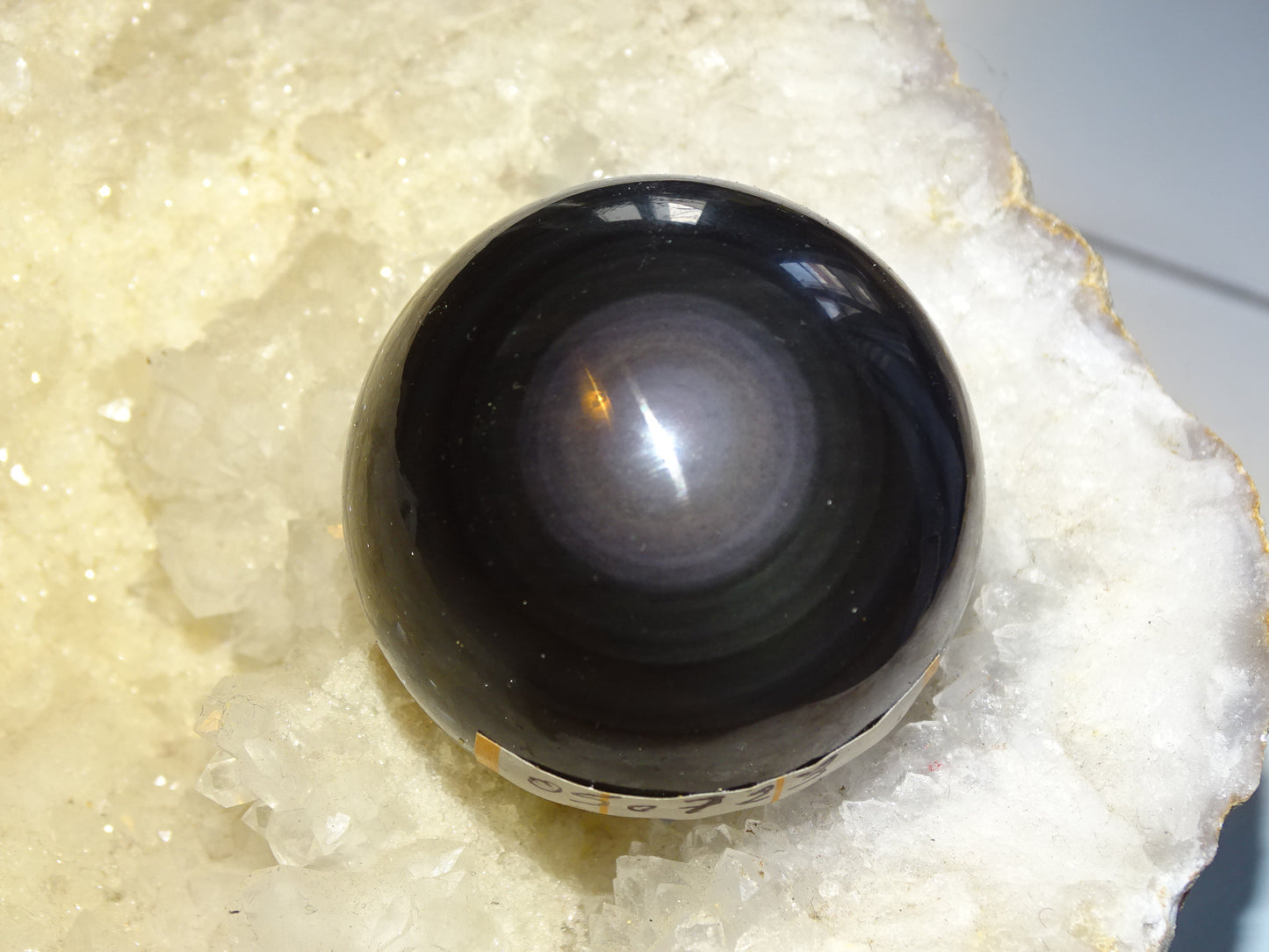 Sphère en Obsidienne 'Oeil Céleste', pièce unique de 45 millimètres - 113 grammes. La pierre des Mayas, hypnotisant et envoûtant ! Parfait pour la lithothérapie, collection, exposition...!