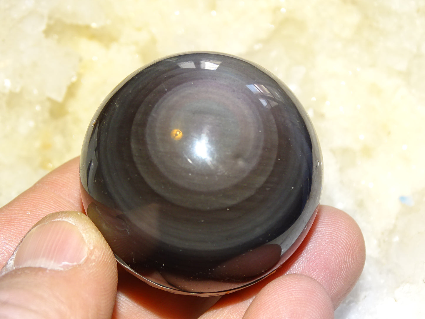 Sphère en Obsidienne 'Oeil Céleste', pièce unique de 45 millimètres - 113 grammes. La pierre des Mayas, hypnotisant et envoûtant ! Parfait pour la lithothérapie, collection, exposition...!