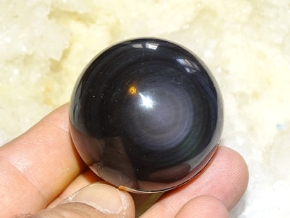 Sphère en Obsidienne 'Oeil Céleste', pièce unique de 45 millimètres - 113 grammes. La pierre des Mayas, hypnotisant et envoûtant ! Parfait pour la lithothérapie, collection, exposition...!