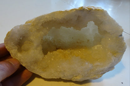 Géode en quartz/ Cristal de roche naturel de 20x14x12 centimètres de hauteur - 2106 grammes. Provenance, Madagascar. Magnifique spécimen et très puissant !