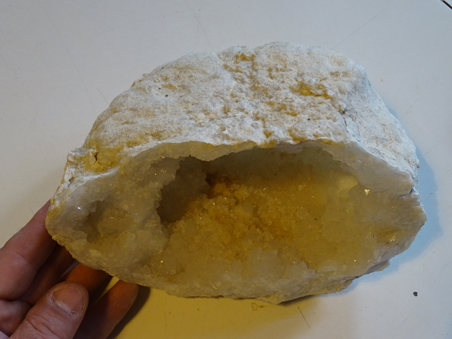 Géode en quartz/ Cristal de roche naturel de 20x14x12 centimètres de hauteur - 2106 grammes. Provenance, Madagascar. Magnifique spécimen et très puissant !