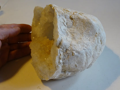 Géode en quartz/ Cristal de roche naturel de 20x14x12 centimètres de hauteur - 2106 grammes. Provenance, Madagascar. Magnifique spécimen et très puissant !