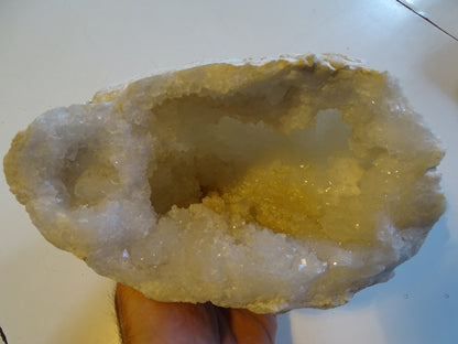 Géode en quartz/ Cristal de roche naturel de 20x14x12 centimètres de hauteur - 2106 grammes. Provenance, Madagascar. Magnifique spécimen et très puissant !