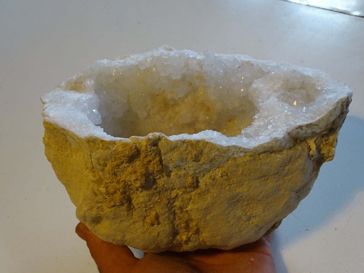 Géode en quartz/ Cristal de roche naturel de 20x14x12 centimètres de hauteur - 2106 grammes. Provenance, Madagascar. Magnifique spécimen et très puissant !