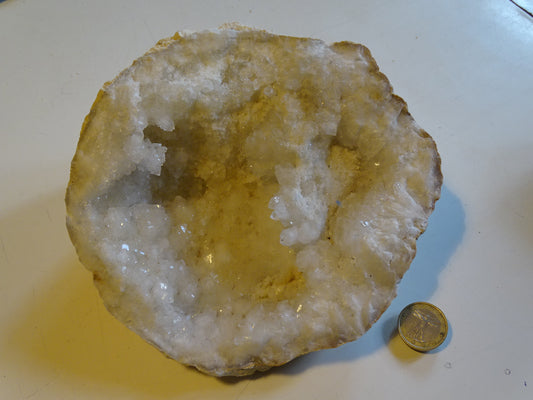 Géode en quartz/ Cristal de roche naturel de 17x17x9 centimètres de hauteur - 1610 grammes. Provenance, Madagascar. Magnifique spécimen et très puissant !