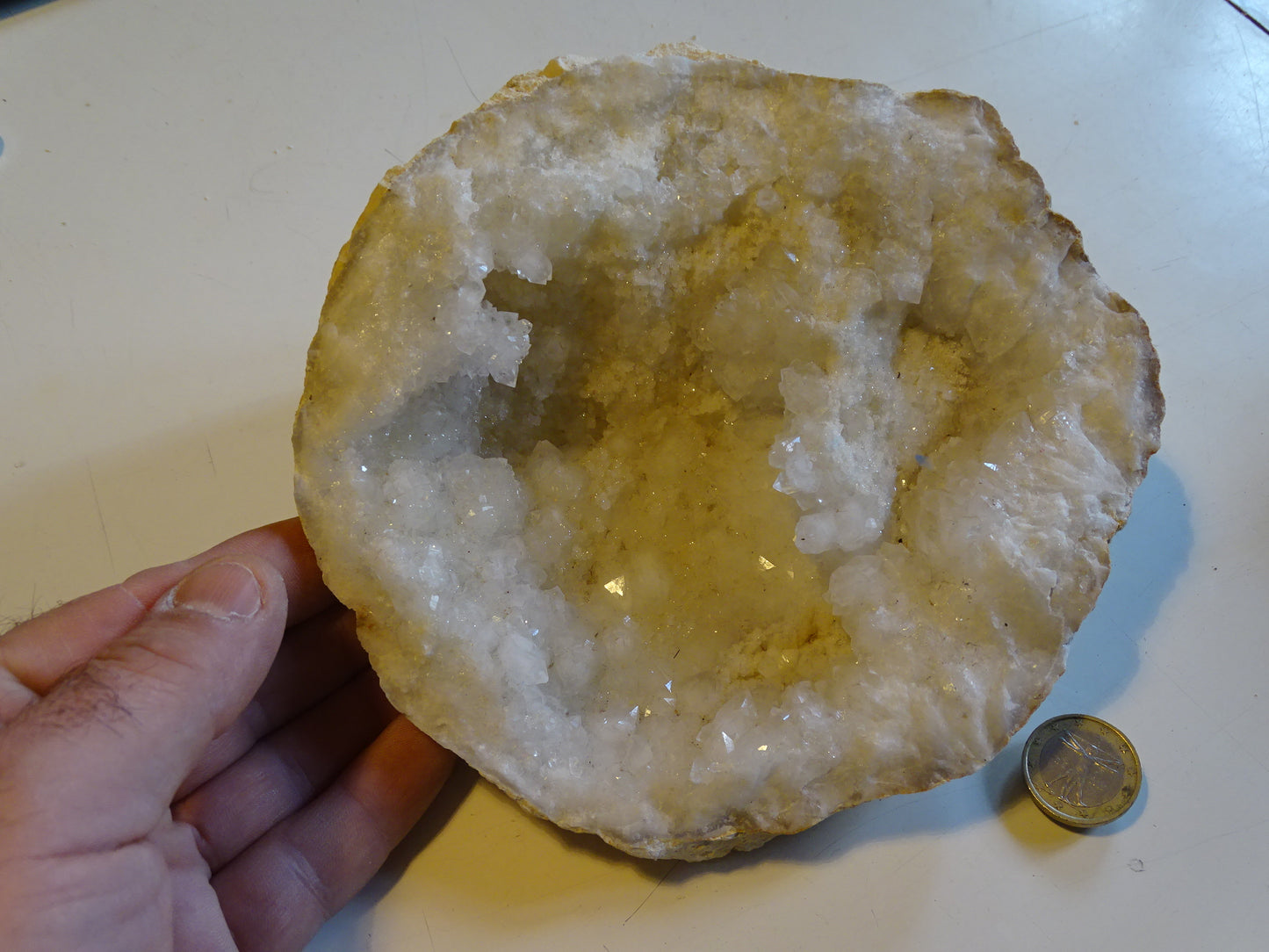 Géode en quartz/ Cristal de roche naturel de 17x17x9 centimètres de hauteur - 1610 grammes. Provenance, Madagascar. Magnifique spécimen et très puissant !