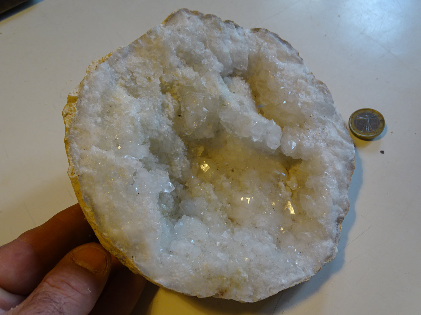 Géode en quartz/ Cristal de roche naturel de 17x17x9 centimètres de hauteur - 1610 grammes. Provenance, Madagascar. Magnifique spécimen et très puissant !