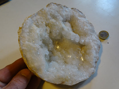 Géode en quartz/ Cristal de roche naturel de 17x17x9 centimètres de hauteur - 1610 grammes. Provenance, Madagascar. Magnifique spécimen et très puissant !