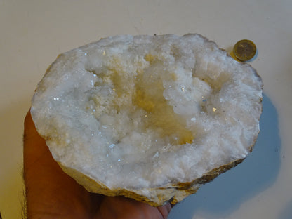 Géode en quartz/ Cristal de roche naturel de 17x17x9 centimètres de hauteur - 1610 grammes. Provenance, Madagascar. Magnifique spécimen et très puissant !