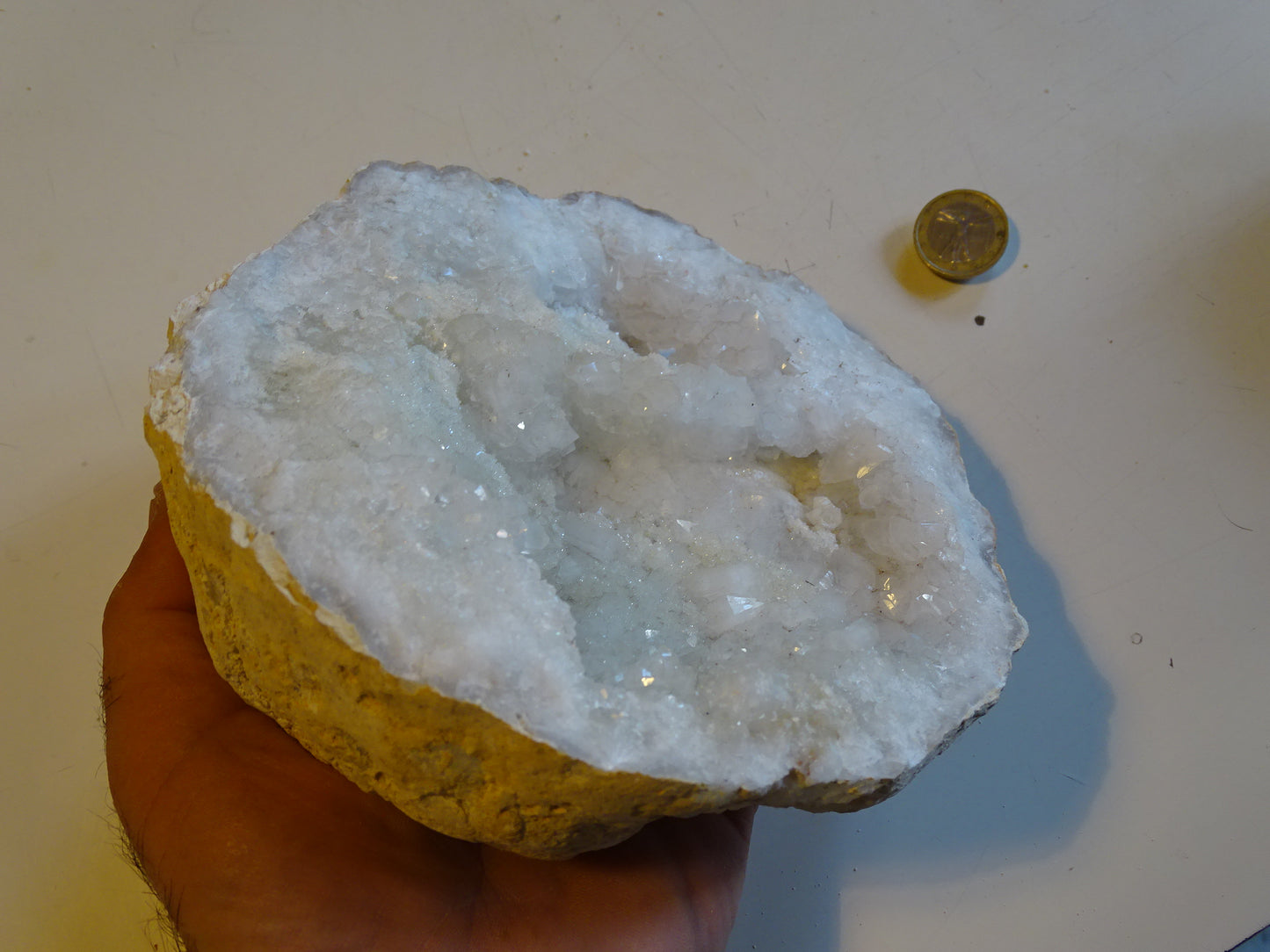 Géode en quartz/ Cristal de roche naturel de 17x17x9 centimètres de hauteur - 1610 grammes. Provenance, Madagascar. Magnifique spécimen et très puissant !