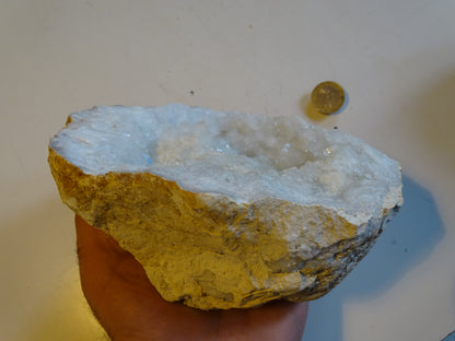 Géode en quartz/ Cristal de roche naturel de 17x17x9 centimètres de hauteur - 1610 grammes. Provenance, Madagascar. Magnifique spécimen et très puissant !