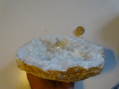 Géode en quartz/ Cristal de roche naturel de 17x17x9 centimètres de hauteur - 1610 grammes. Provenance, Madagascar. Magnifique spécimen et très puissant !