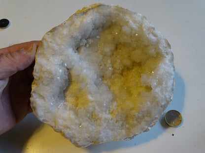 Géode en quartz/ Cristal de roche naturel de 17x17x9 centimètres de hauteur - 1610 grammes. Provenance, Madagascar. Magnifique spécimen et très puissant !