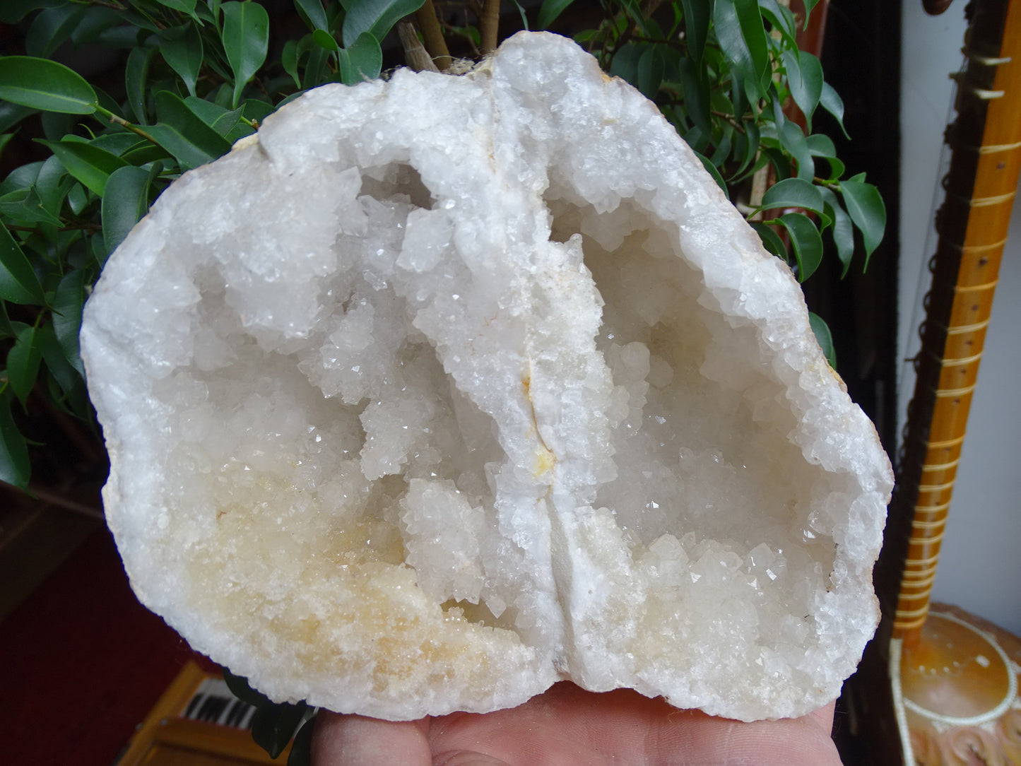 Géode en quartz/ Cristal de roche naturel de 16x14x12 centimètres de hauteur - 1684 grammes. Provenance, Madagascar. Magnifique spécimen de géode jumeler naturellement...et très puissant !