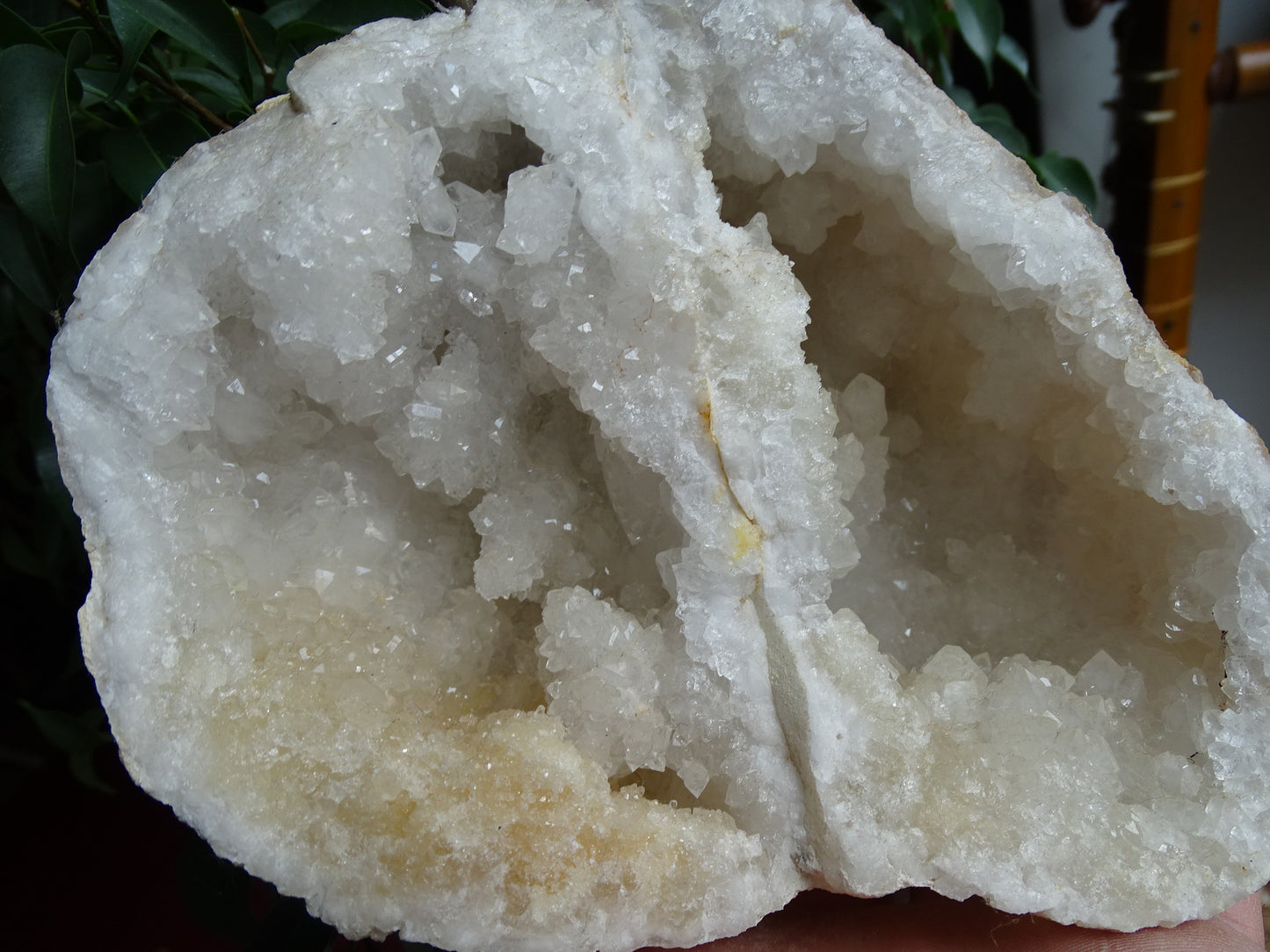 Géode en quartz/ Cristal de roche naturel de 16x14x12 centimètres de hauteur - 1684 grammes. Provenance, Madagascar. Magnifique spécimen de géode jumeler naturellement...et très puissant !