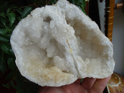 Géode en quartz/ Cristal de roche naturel de 16x14x12 centimètres de hauteur - 1684 grammes. Provenance, Madagascar. Magnifique spécimen de géode jumeler naturellement...et très puissant !